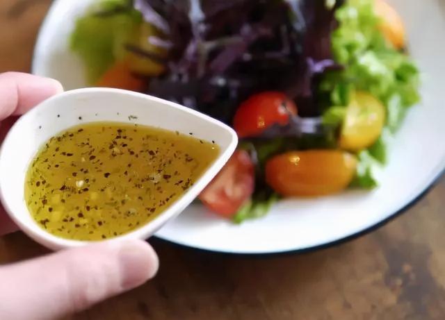 凯撒酱什么味道，凯撒酱是什么味道（美国超市常见的10种沙拉酱）