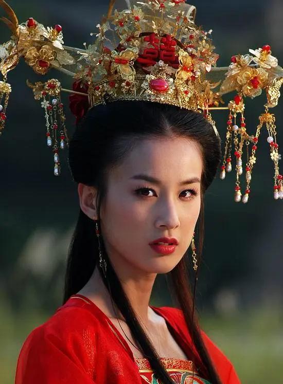 黄圣依第一任丈夫，黄圣依的老公是谁（周星驰捧红后嫁二婚杨子）