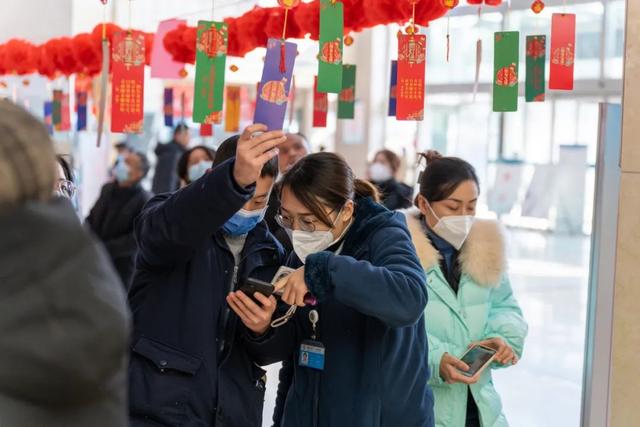 中秋菊开打一成语，中秋菊开、打一成语（我们的节日——元宵节猜灯谜活动在南阳市第二人民医院顺利举行）