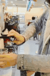 小耳朵是什么意思，微信界面有个小耳朵是什么意思（看着都不像一个人好吗）