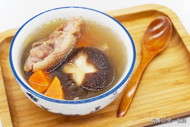 如何炖老母鸡汤好喝又营养，母鸡汤放什么材料煲汤好喝（鸡汤这样炖绝了）