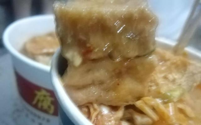 臭豆腐加盟品牌有哪些，加盟臭豆腐哪个牌子好（两家红火臭豆腐谁更胜一筹）