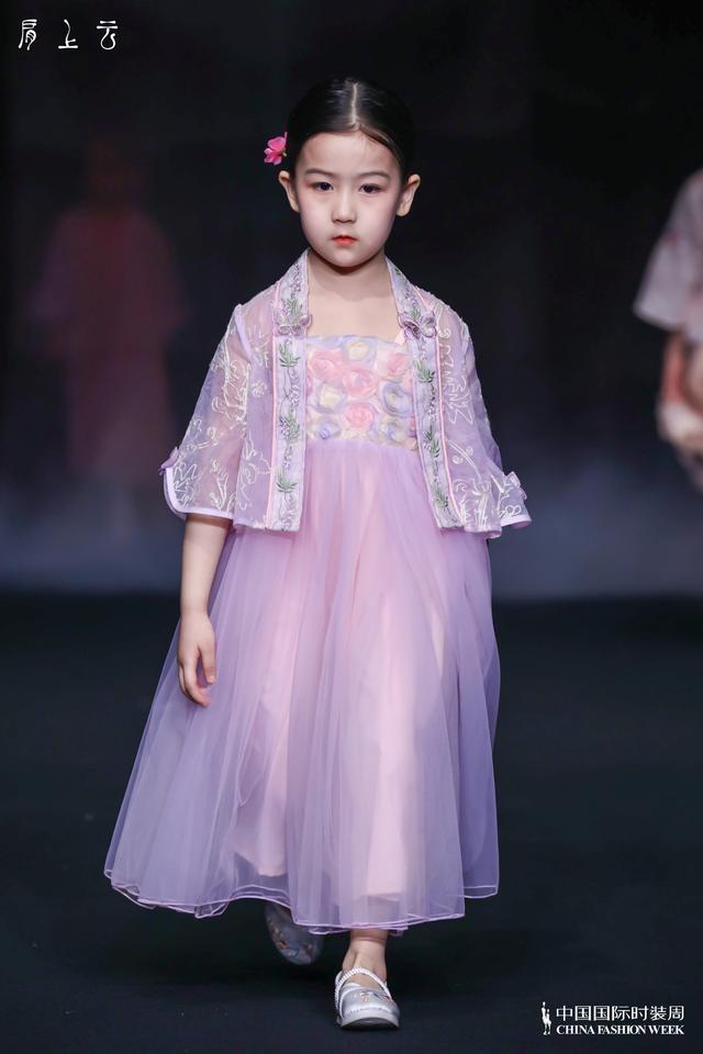 肩上的云歌词，肩上云系列在2023秋冬中国国际时装首秀