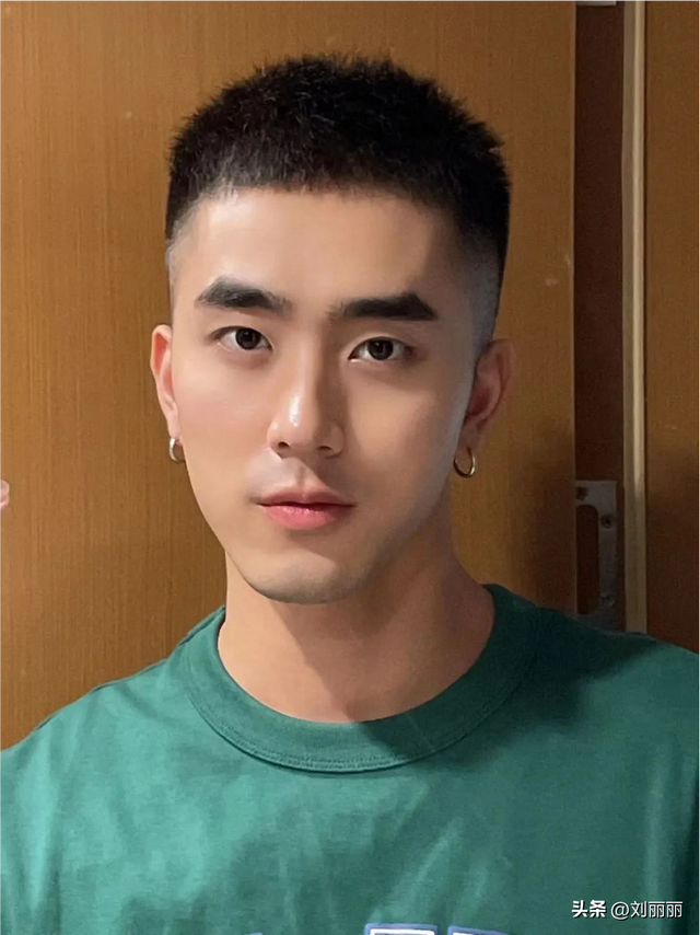男生发际线高适合什么发型，发际线高适合什么头发（超帅的男士发型）