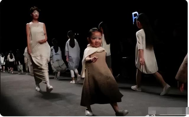 爸爸去哪儿阿拉蕾，爸爸去哪儿第五季董力阿拉蕾回归（还记得《爸爸去哪儿4》里的阿拉蕾吗）