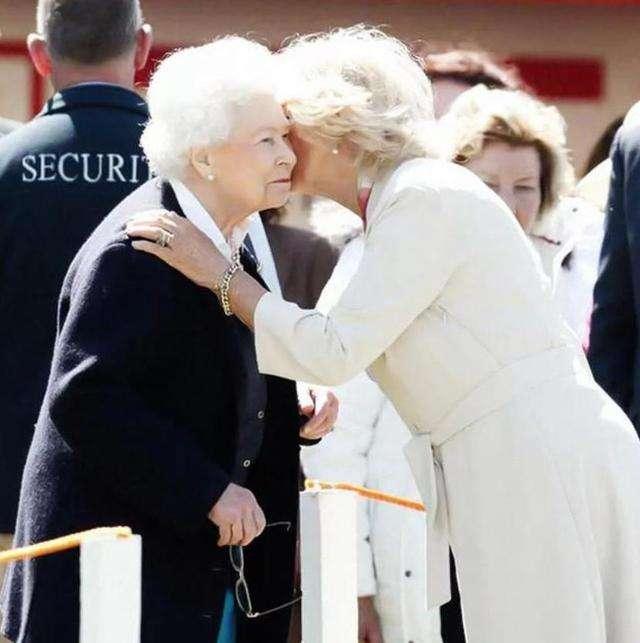 查尔斯王子的妻子卡米拉为什么不能成为王后，卡米拉王妃查尔斯孩子（女王最后的妥协）