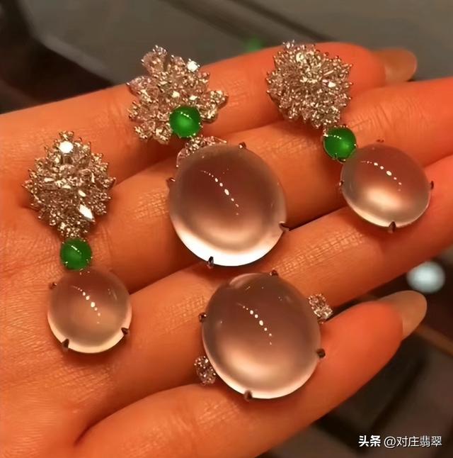 什么叫玻璃种翡翠，翡翠中的玻璃种是什么样的（无色玻璃种翡翠的璀璨之美）