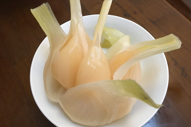 白酒泡大蒜有什么功效，白酒泡大蒜有什么作用（切忌直接放调料）