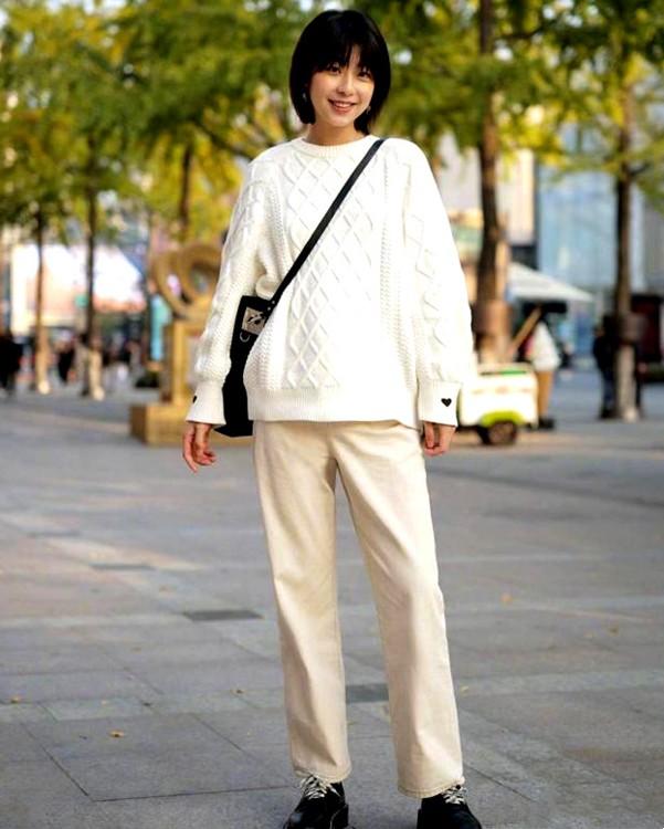 米色裤子搭配，米色上衣搭配什么颜色的裤子好看（今年冬季成熟女人衣橱里）