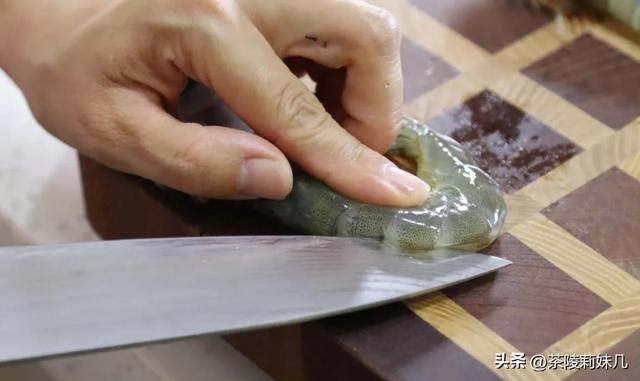 油焖大虾要怎么做，油焖大虾怎么做的（鲜香入味又酥脆）