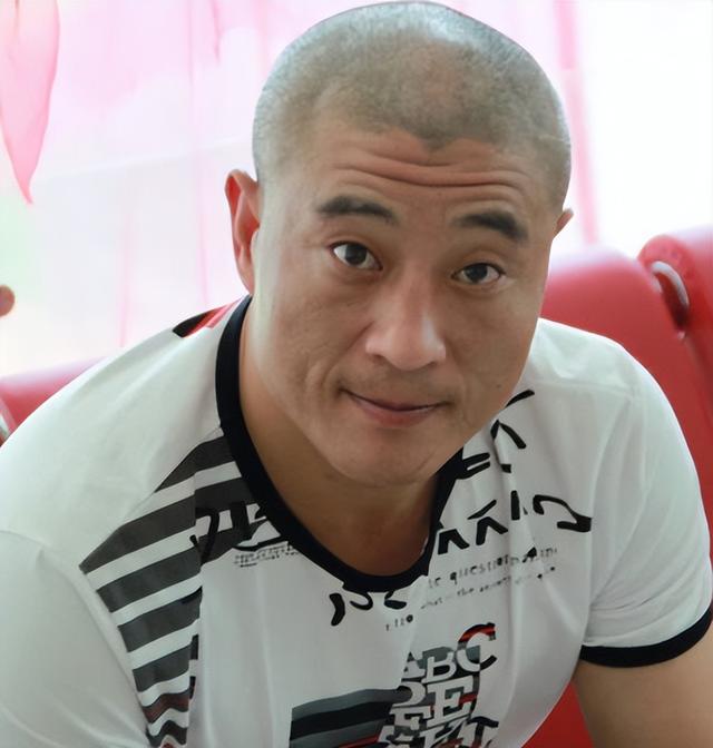 刘小光最新二人转，刘小光的人物简介（48岁刘小光带儿子街头唱歌）