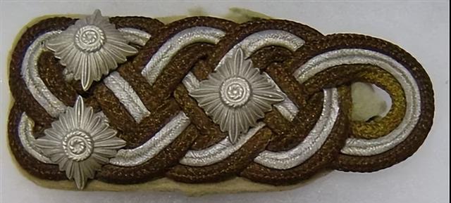 三星两杠什么军衔，关于军衔等级介绍（二战德国党卫军军衔简介）