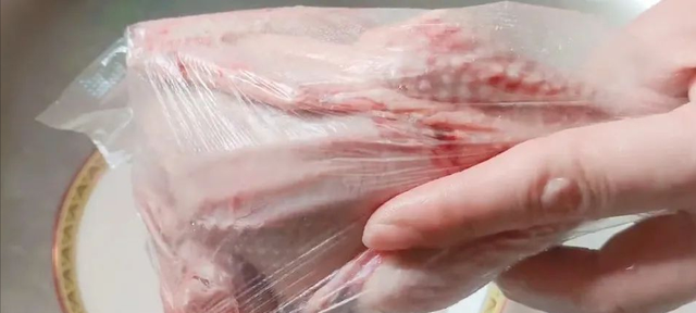 鸽子煲绿豆汤的做法，清炖鸽子汤的做法（鸽子肉嫩不腥）