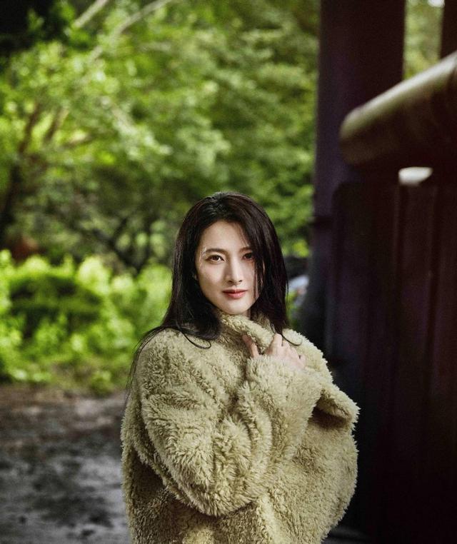 隋俊波：父亲不让谈恋爱，错过靳东保剑锋，34岁嫁导演被宠成公主