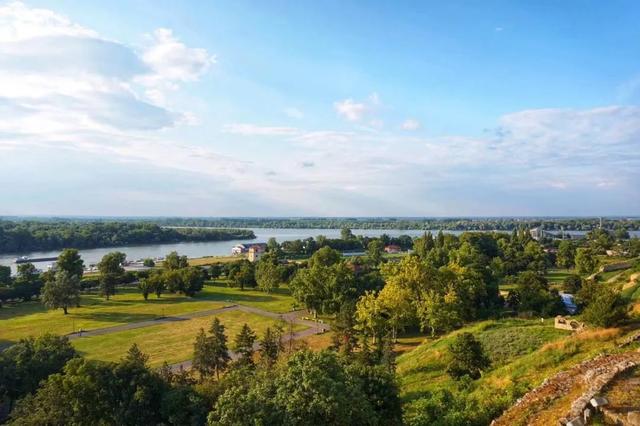 对影成三人是哪三人，对影成三人指的是谁（秋天的十大雅事）