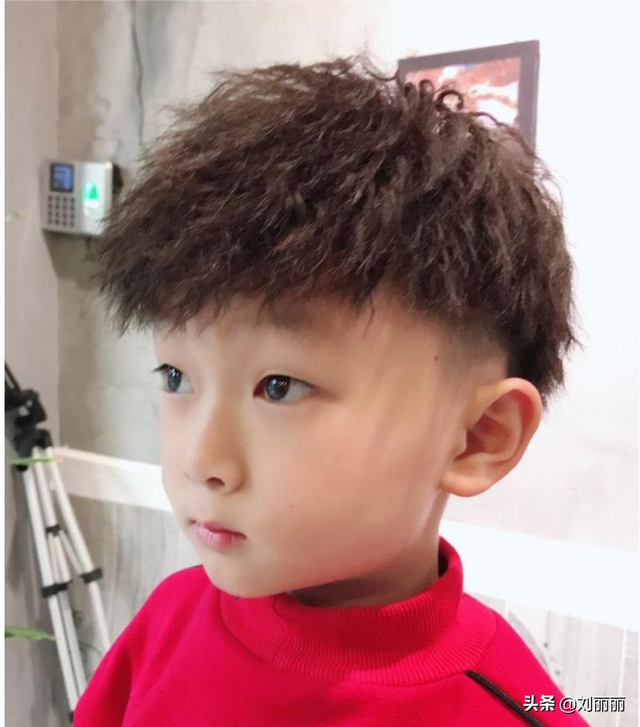 幼儿发型绑扎方法，幼儿发型绑扎方法图解（爆款发型送给你，想不帅都难）