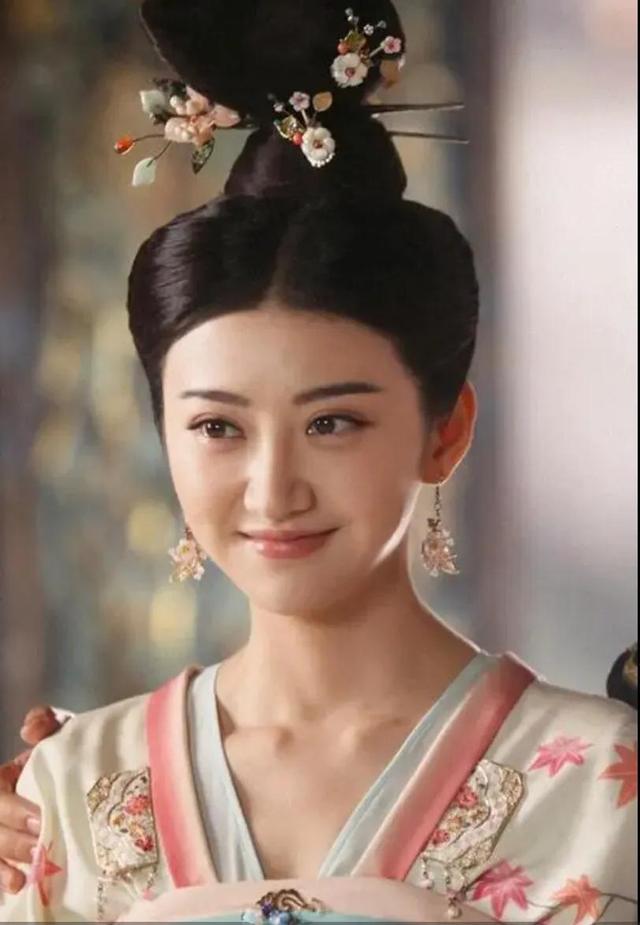 同样在剧里结婚，身着凤冠霞披，鞠婧祎居然不是排名第一