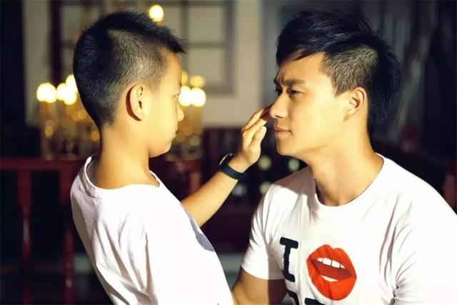 夸同事的句子简单一点，如何不着痕迹地赞美他人