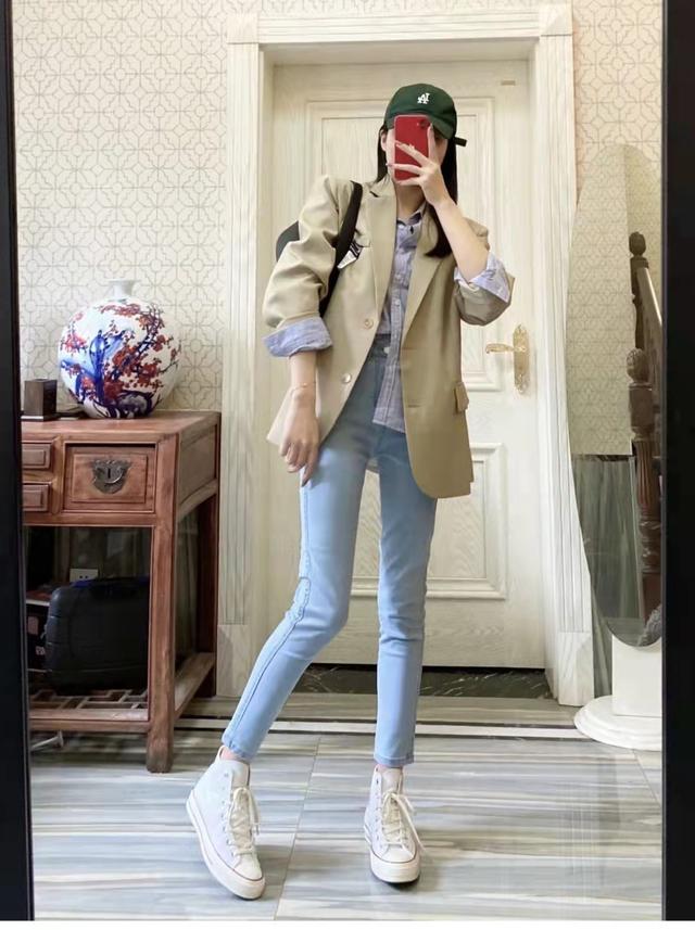 小脚运动裤配什么上衣，小脚运动裤配什么外套（小脚牛仔裤搭配什么上衣和鞋子好看）