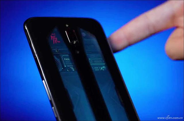 手机屏幕变紫修复妙招，手机屏幕变紫修复方法（手机后盖内住着“变色龙”）