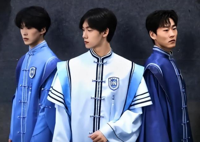 学士服垂布怎么穿图解，教你从垂布颜色辨别学士服（毕业生“穿学士服”引热议）
