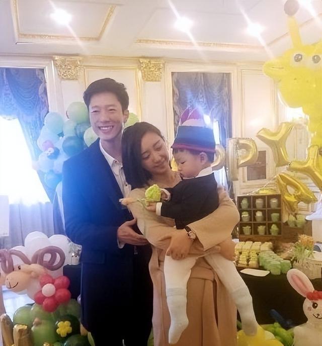 凌潇肃和姚晨怎么回事，凌潇肃为什么和姚晨离婚（两个人的差距一目了然）
