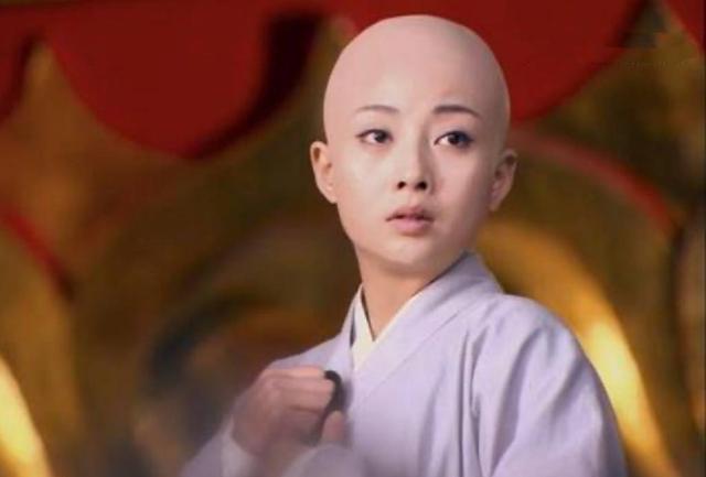 秃头留什么发型，秃头留什么发型好（同样是光头造型）