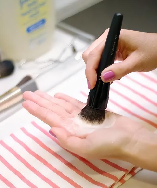 清洁霜的正确使用方法，清洁霜的正确使用（粉底霜怎么用具体步骤）