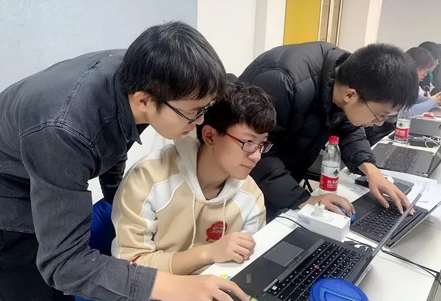 热门专业排名前十名，未来十大热门专业排名（2022年十大热搜专业出炉）