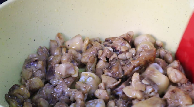 炒鸡腿肉的家常做法，青椒炒鸡腿的家常做法（私藏多年的“生炒鸡肉”）