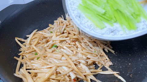 火腿肠怎么炒好吃，如何炒火腿肠才好吃（清炒藕丝在家这样做）