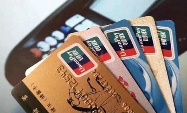 银行卡每个月都会扣钱吗，借记卡每个月会扣钱吗（银行卡别再开通短信通知了）