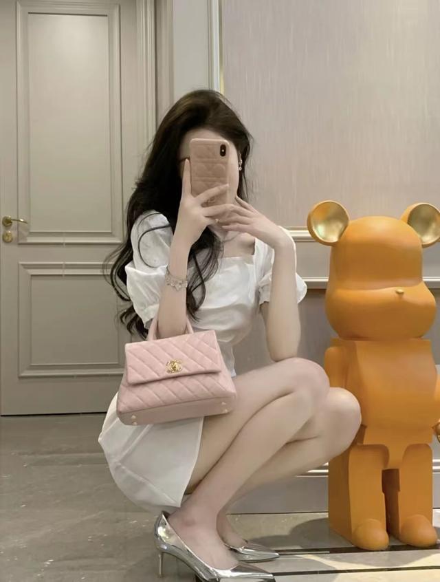 白裙子是什么意思，白裙子的意思（女人夏天穿小白裙搭配什么上衣和鞋子好看）