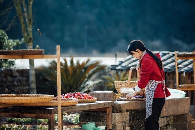 罗晋正牌女友赵丽颖，赵丽颖罗晋哪个更帅（赵丽颖新剧婚服照好美）