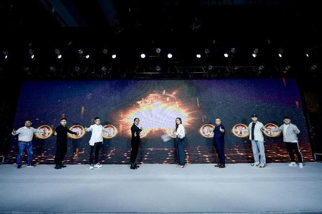 鸭鸭羽绒服官网，鸭鸭2022品牌战略升级发布会圆满落幕