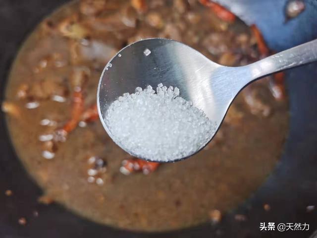 牛肉炖土豆怎么炖好吃又烂，牛肉炖土豆怎么炖好吃又烂干炸里脊（牛腩炖土豆的酒店做法）