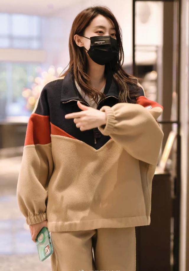 白色卫衣怎么搭配，白色卫衣怎么搭配好看（宽松拼色卫衣配奶茶色套装卫裤）