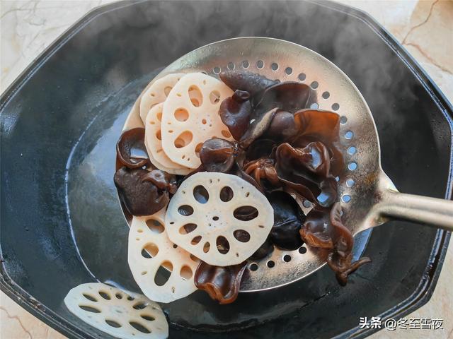 芹菜胡萝卜炒木耳的家常做法，把这四种蔬菜搭配