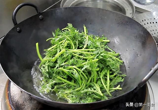虾米茼蒿的做法，茼蒿怎样炒好吃（建议中老年人：多吃“润肺”菜）