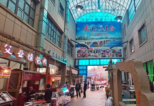 "伊犁老城喀赞其民俗旅游区"正门百米尽头,可以乘坐旅游马车"哈迪克".