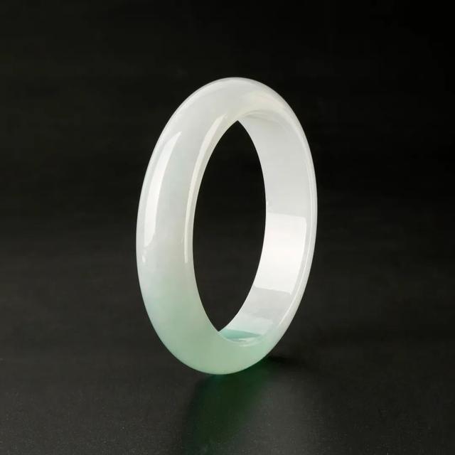 翡翠种水等级划分价格，翡翠等级划分及价格（1万和1000万的翡翠手镯）