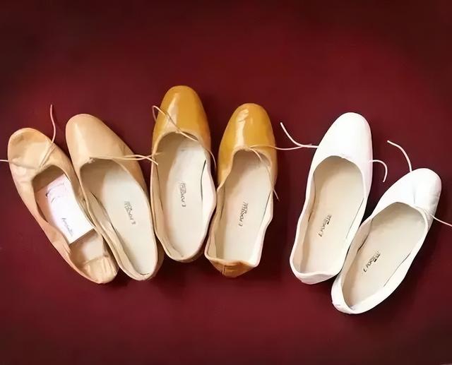 孕妇适合穿的鞋，孕妇适合穿的鞋子品牌（孕期穿鞋扫盲贴）