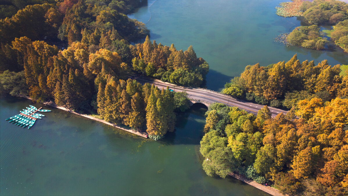 明《西湖游览志余》称:"西湖开浚之绩,古今尤著者,白乐天,苏子瞻,杨温