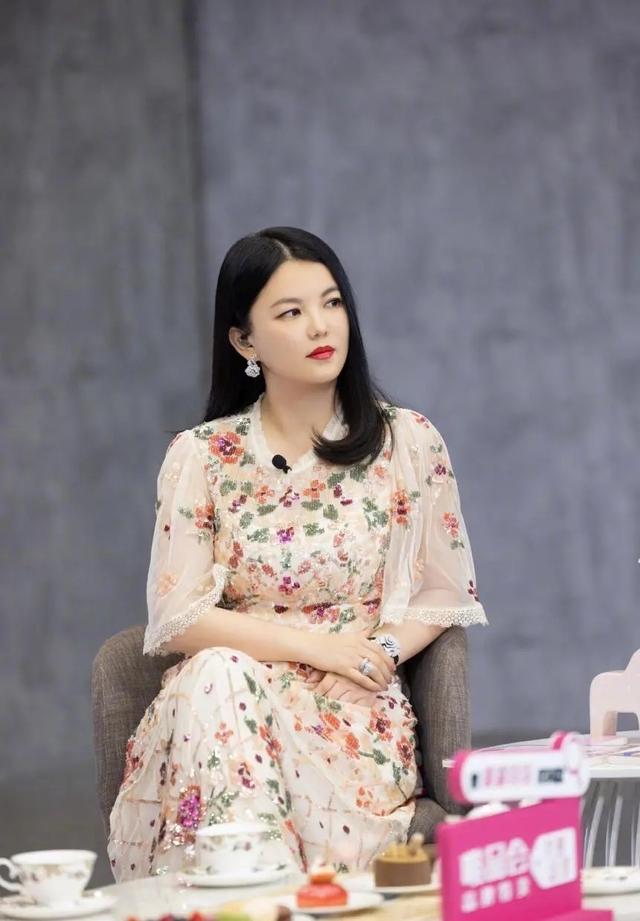 李湘服装搭配，李湘身材微胖却挺懂搭配