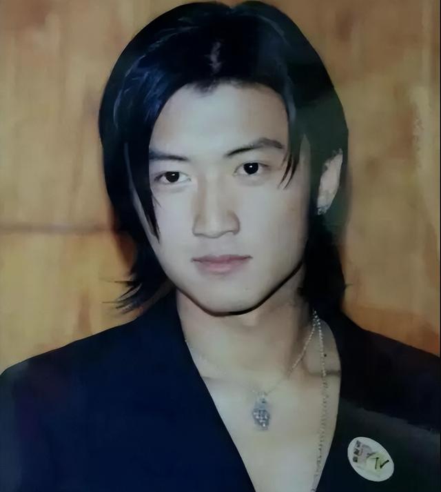 香港英皇旗下艺人，星二代谢霆锋的曲折情史