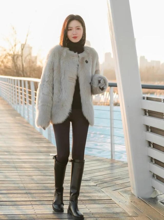 上胖下瘦的身材怎么搭配穿衣，上身胖下身瘦怎么穿衣搭配（下半身过夏”的穿法太显腿长）