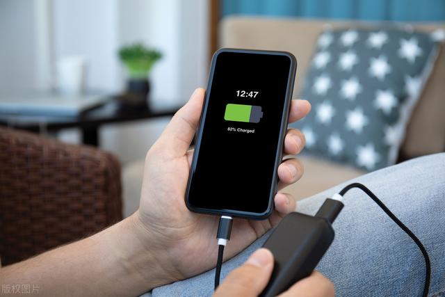 手机剩余多少电量充电合适，手机剩余多少电量充电最好（手机不能频繁充电）