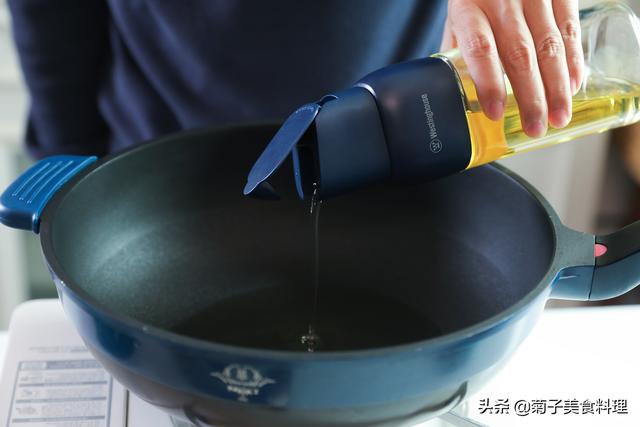 腊肉炒蒜苗做法，蒜苗炒腊肉的做法（年夜饭炒菜之蒜苗炒腊肉）