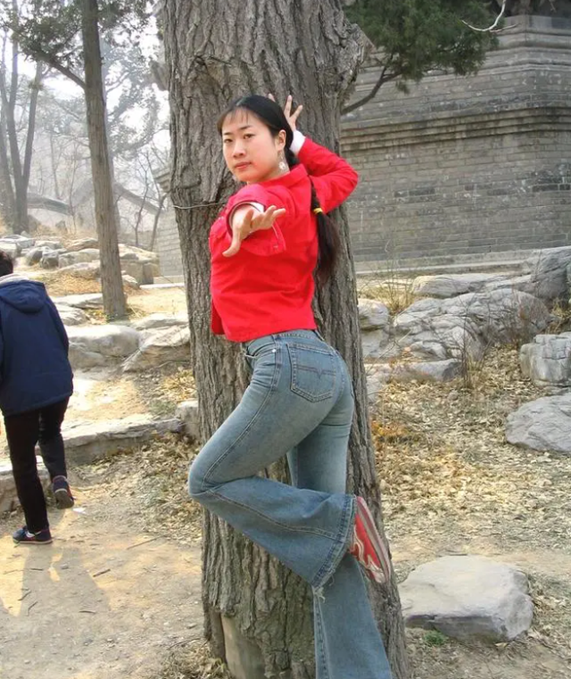 芙蓉姐姐整容前照片，芙蓉姐整容了吗（从扮丑网红到亿万富婆）
