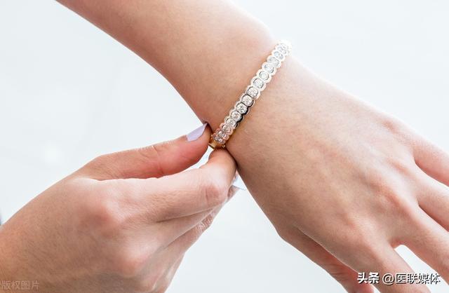 银手镯不戴放着变黑了怎么回事，银手镯不戴会变色吗（是吸收了体内毒素）